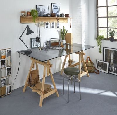 Un plan en verre sur des tréteaux pour un bureau design et moderne
