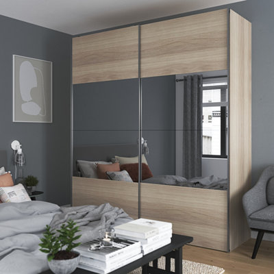 Armoire dressing dans une chambre