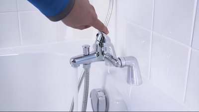 Vidage de l'eau restante dans les canalisations en ouvrant les robinets
