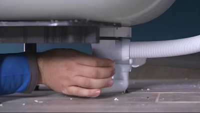 Démontage de la plomberie sous la baignoire enlever une baignoire ?
