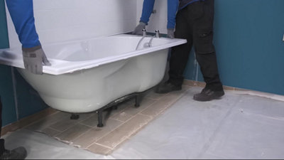 Avec une seconde personne, enlever la baignoire de son emplacement