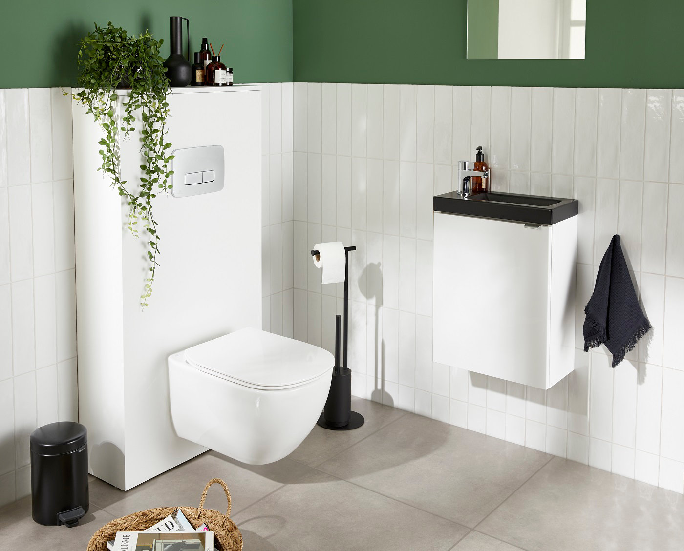 WC suspendu dans une salle de bain blanche et verre