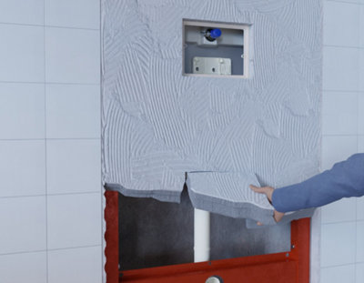 Personne qui enlève le placo plâtre devant le bâti-support