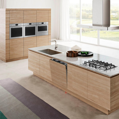 Grande cuisine très moderne avec hotte suspendue, lave-vaisselle, fours et micro-ondes