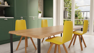 Photo d'une table de cuisine en bois avec des chaises jaunes assez design