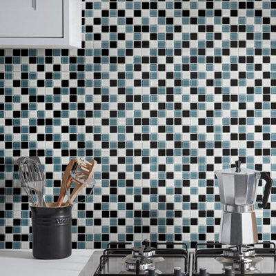 Gros plan sur une crédence carrelée avec de la mosaïque murale