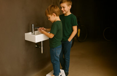 2 enfants utilisent un lave-mains