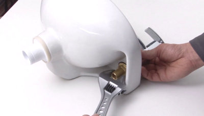 Equpement du robinet sur le lavabo
