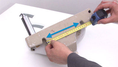 Mesure de l'entraxe du lavabo