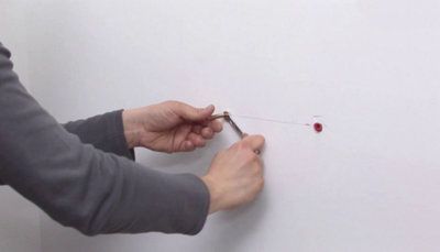 Mise en place des chevilles dans le mur pour fixer le lavabo