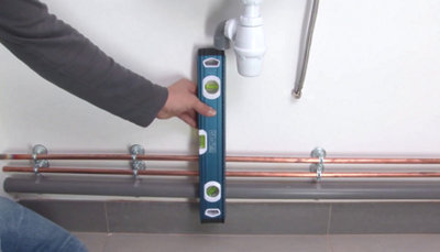 Vérification de l'hozontalité pour le raccordement à l'alimentation et l'évacuation de l'eau