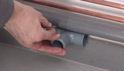 Installation du raccord en Té pour l'évacuation