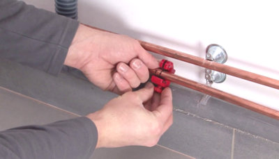 Utilisation d'un coupe-tube pour couper la bonne longueur de cuivre