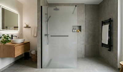 Une belle douche à l'italienne avec une paroi fixe