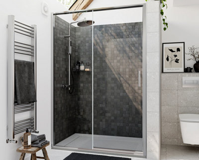Une grande douche avec une porte coulissante