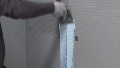 réaliser l’étanchéité entre les plaques verticales,