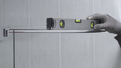 Vous devrez ensuite fixer le profilé au sol