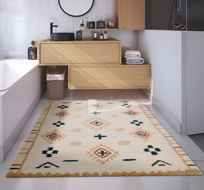 Tapis avec motif noir et jeune dans salle de bain face meuble vasque bois