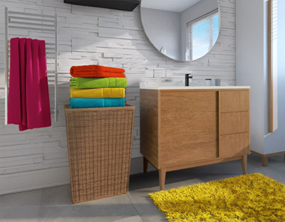 Salle de bain avec serviettes colorées mur blanc et meuble bois