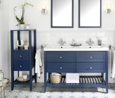 salle de bain avec un meuble vasque double bleu marine et une crédence en carrelage blanc.