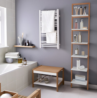 salle de bain avec des murs gris clair, un meuble vasque en bois et une étagère échelle.