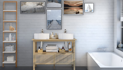 salle de bain avec un meuble vasque en bois clair et des cadres évoquant l'univers marin.