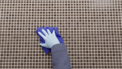 Repassez ensuite avec un chiffon humide