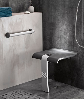 Améliorer l’accessibilité d’une douche avec un siège et une barre de maintien