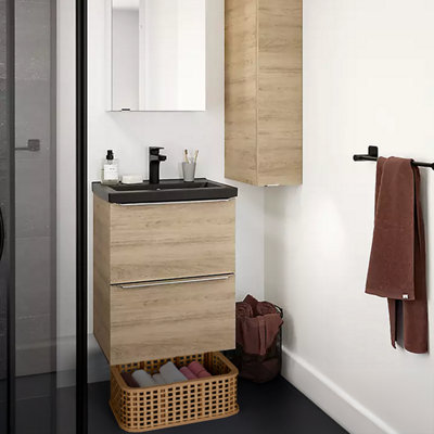 Panier de rangement glissé sous un meuble de salle de bain suspendu