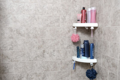 Etagère de douche avec des produits de lavage