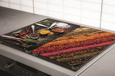 Planche en verre décorative sur une plaque de cuisson