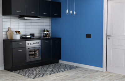 petite cuisine noir avec un mur bleu