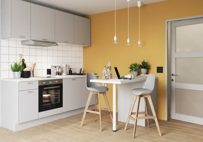 Cuisine blanche avec un mur jaune