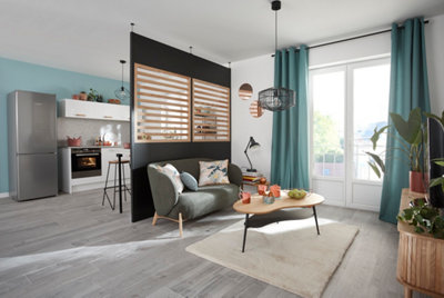 cloison amovible noir et bois entre cuisine et salon