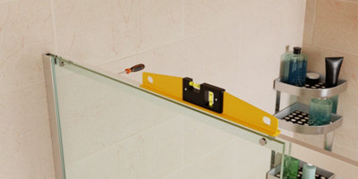 Sur la vitre de douche déjà posée
