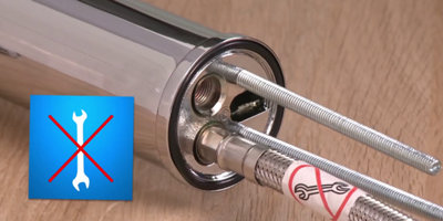 Vissez à la main les 2 flexibles sur le corps du robinet.