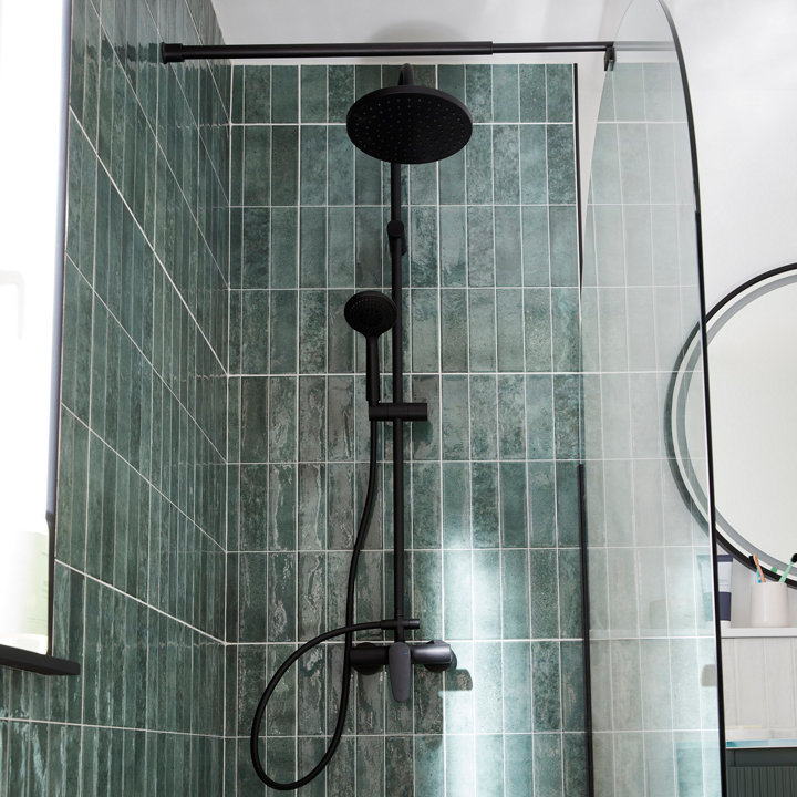 Photo d'une colonne de douche complète avec pomme de tête, flexible et douchette et robinet