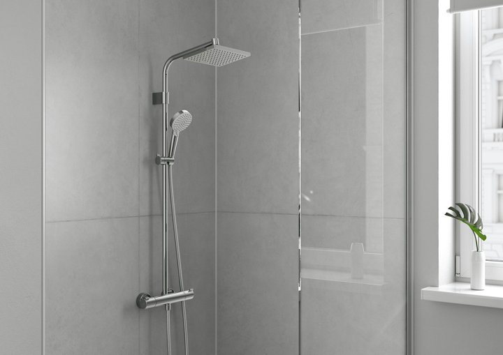 Zoom sur une colonne de douche dans une salle de bains
