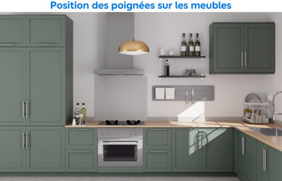 Installation des poignées sur les portes des meubles de cuisine