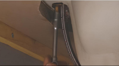 Serrage par le dessous à la clé à pipe