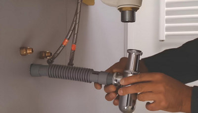 Vissage du siphon sur la bonde