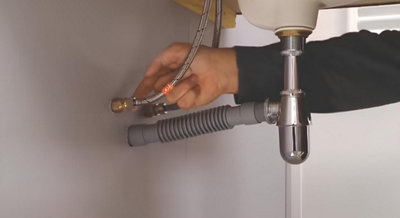 Ouverture de l'eau et vérification de l'absence de fuite