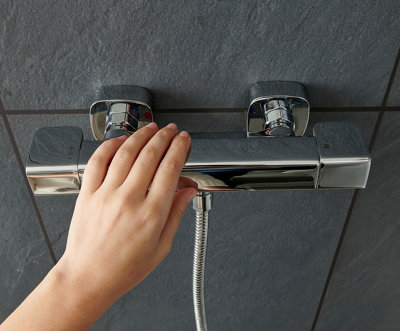 Mitigeur thermostatique dans une douche
