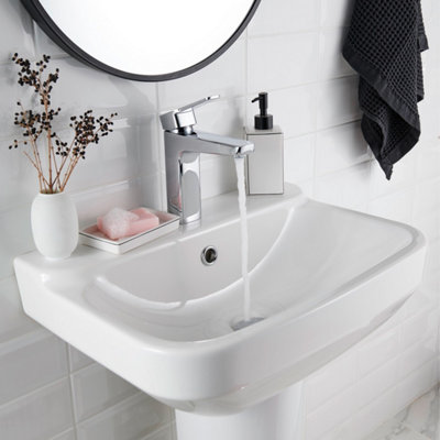 Un lavabo et un robinet en fonctionnement