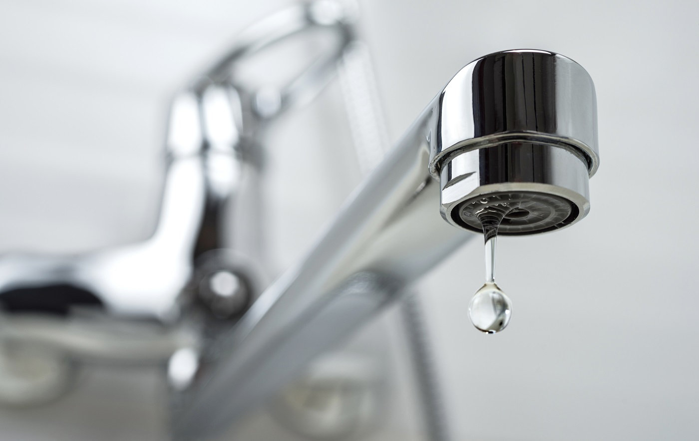 photo d'un mitigeur de salle de bains qui fuit