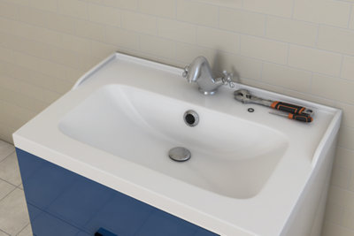 Un meuble de salle de bains équipé d'un mélangeur