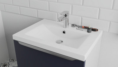 Un meuble de salle de bains avec un mitigeur