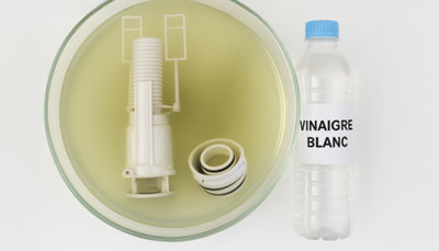 Trempage du mécanisme de chasse dans du vinaigre blanc