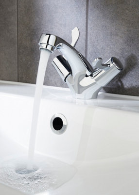Robinet mélangeur de salle de bain qui coule dans le lavabo