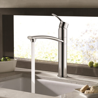 Mitigeur de cuisine inox haut ouvert avec eau qui coule